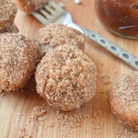 รูปภาพหน้าปกบทความ:Apple Butter Donut Muffins สูตรมัฟฟินโดนัทเนยแอปเปิ้ลชิ้นจิ๋ว อร่อยเข้ม เต็มปากเต็มคำ