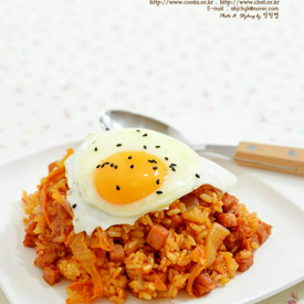 รูปภาพหน้าปกบทความ:สูตร “ข้าวผัดกิมจิ (Kimchi Fried Rice)” อาหารเกาหลี แสนอร่อย 