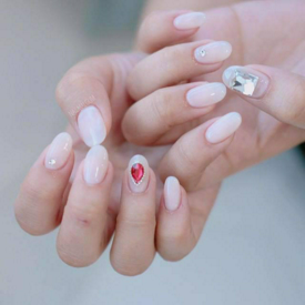 รูปภาพหน้าปกบทความ:เรียบหรู ดูแพง! ส่อง 20 ไอเดียเล็บ "White Nails" คุมโทนสีขาวสบายตา ตามสไตล์เกาหลี!