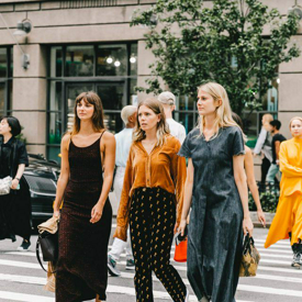 รูปภาพหน้าปกบทความ:ส่องลุครัวๆ กับ สตรีทแฟชั่น 'NYFW 2018' สวยเท่ มีความยูนีค ระดับรันเวย์ 