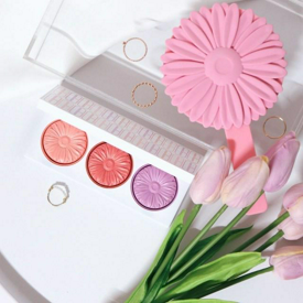 รูปภาพหน้าปกบทความ:บลัชออนสุดฮิต กับ 3 เฉดสี ในพาเลตดียว 'Clinique Cheek Pop Palette' ปัดแล้วสวย พร้อมเผยพวงแก้มที่สดใส