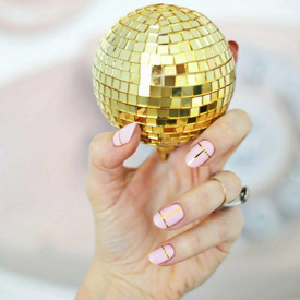 รูปภาพหน้าปกบทความ:สวยหรูและดูแพงมาก ไอเดียเพ้นท์เล็บสไตล์ GOLD STRIPE NAIL สีทองจับคู่สีไหนก็สวย