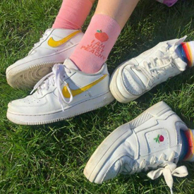 รูปภาพหน้าปกบทความ:กำลังมา! ใส่ Sneakers คู่กับถุงเท้าลายไหน สไตล์สาวเกาสายแบ๊วดีนะ? มาดูกัน