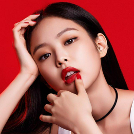 รูปภาพหน้าปกบทความ:เผ็ชคูณสิบ Jennie Blackpink กับลิปโทนสีแดงสุดปัง! 'HERA RED VIBE'