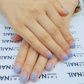 รูปภาพหน้าปกบทความ:ร้อนแล้วต้องจัด ไอเดียสีเล็บ 'Light Blue Nails' โทนสีฟ้าสว่าง เพ้นท์เล็บโทนเย็นๆ ดับร้อน