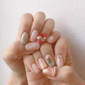 รูปภาพหน้าปกบทความ:"Stone Nails Art" ไอเดียทำเล็บแนวติดเพชร หรือติดมุกหรูหรา เทรนด์นี้สาวเกาหลีกำลังฮิต!!