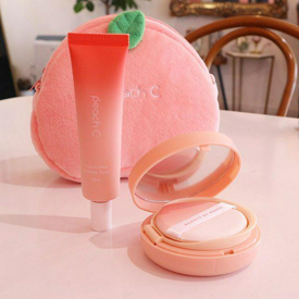 รูปภาพหน้าปกบทความ:🍑 พีชกลับมาแล้ว 'Peach C Honey Peach Cushion' คุชชั่นออกใหม่ พัฟรูปพีช คิ้วท์มากเวอร์!