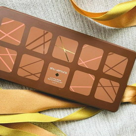 รูปภาพหน้าปกบทความ:รีวิว shu uemura x La Maison du Chocolat อายแชโดว์สีช็อกโกแลตหวานซ่อนเปรี้ยว สะกดทุกสายตาให้เหลียวมอง