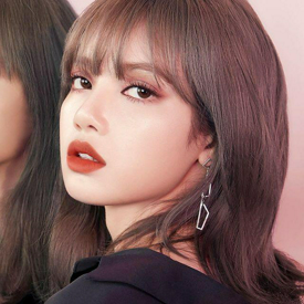 รูปภาพหน้าปกบทความ:อยากเป็นลิซ่า! จัดเลย 'Moonshot x Lisa Rêve de pasis mood collection' ลิป - พาเลตโทนสีแดง สวยบาดใจมาก!