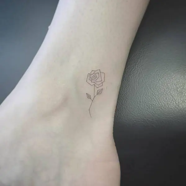 รูปภาพหน้าปกบทความ:40 ลาย Tattoo รูปดอกกุหลาบสวยๆ สักแล้วเซ็กซี่