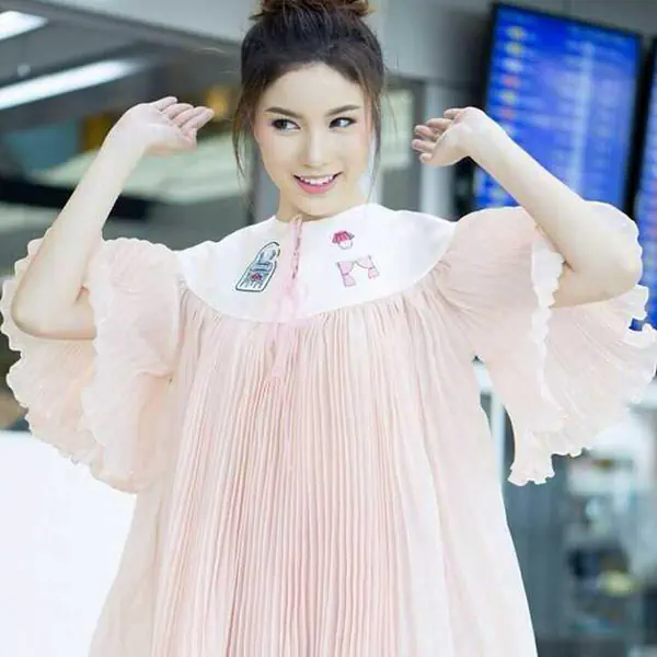 รูปภาพหน้าปกบทความ:ส่องแบรนด์เสื้อผ้าฟรุ้งฟริ้ง สไตล์สาวสดใส วัยแรกแย้ม♡
