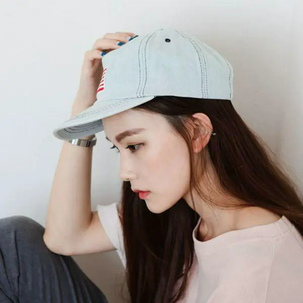 รูปภาพหน้าปกบทความ:33 แฟชั่น 'หมวกแก๊ป' เท่ๆ ใส่กับอะไรก็ดูดี สไตล์สาวเกาหลี