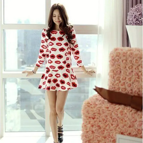 รูปภาพหน้าปกบทความ:28 แฟชั่น 'ชุดสีแดง' ใส่ยังไงให้ไม่แรงจนเกินงาม