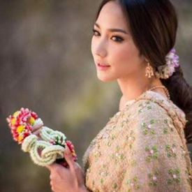 รูปภาพหน้าปกบทความ:ตามดูชุดประจำชาติ 6 ประเทศของสาวเอเชีย สวย เลอค่า ดูแพงสุดๆ!