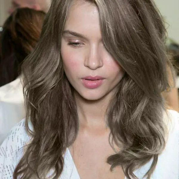 รูปภาพหน้าปกบทความ:22 สไตล์ สีผม 'Ash Brown' สีน้ำตาลปนเทา ผมมีเสน่ห์ เป็นธรรมชาติ
