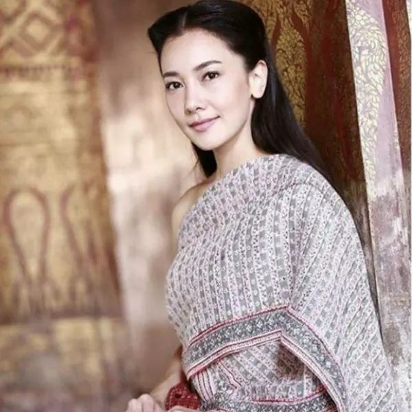 รูปภาพหน้าปกบทความ:20 ชุดไทยเลอค่า "นุ่น วรนุช" งดงามดั่งนางในวรรณคดี