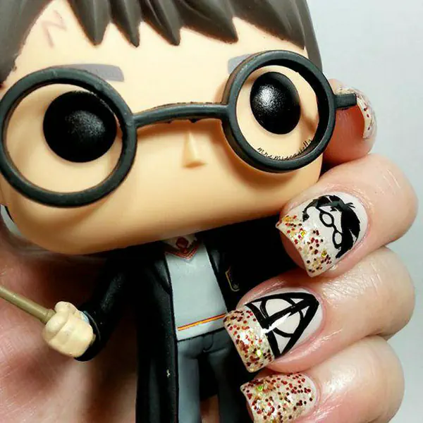 รูปภาพหน้าปกบทความ:รวม 26 ไอเดียเพ้นท์เล็บให้สวยเลิศ ด้วยธีมลาย 'Harry Potter'
