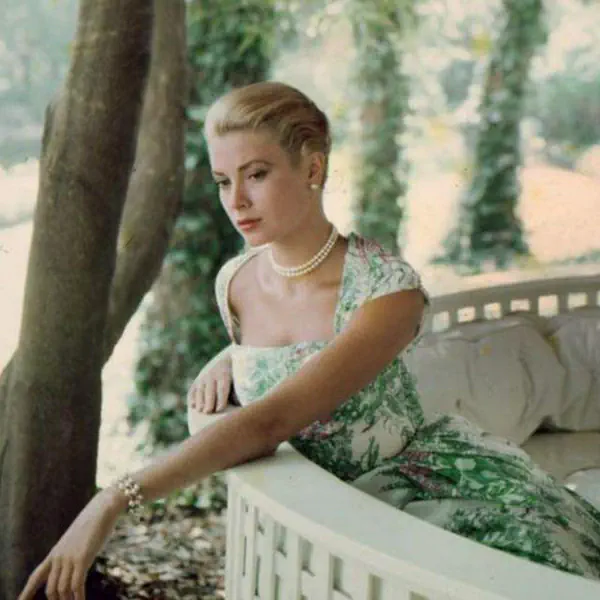 รูปภาพหน้าปกบทความ:ส่องสไตล์แต่งตัวคลาสสิค ฉบับ 'เจ้าหญิง เกรซ เคลลี : Grace Kelly Princess'