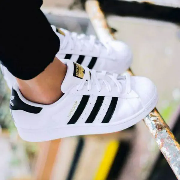 รูปภาพหน้าปกบทความ:56 สไตล์สาวเอเชีย x รองเท้าผ้าใบ 'Adidas Superstar' สวยไม่ซ้ำแบบ