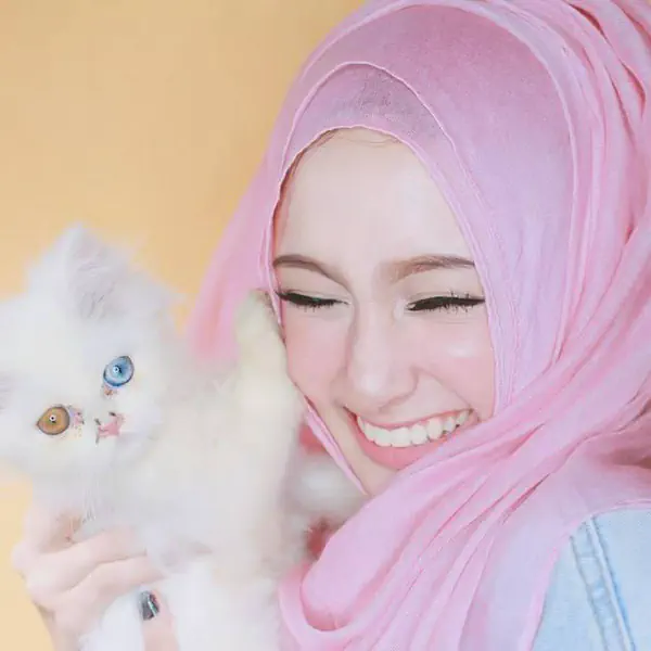 รูปภาพหน้าปกบทความ:ทริคแต่งหน้าสุดปัง! ให้สวยออร่าจับภายใต้ผ้าคลุมฮิญาบ ที่ใครเห็นก็หลงรัก