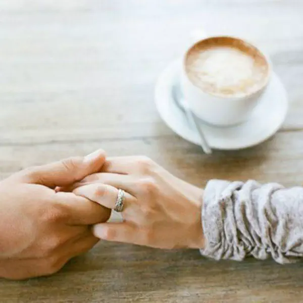 รูปภาพหน้าปกบทความ:25 ท่าโพสแบบจับมือคนรัก หวาน สวีท จนคนอิจฉา