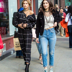 รูปภาพหน้าปกบทความ:10 เทรนด์เสื้อผ้ายุค 90's ที่มีแนวโน้มว่า 'เราจะได้ใส่อีกครั้ง'