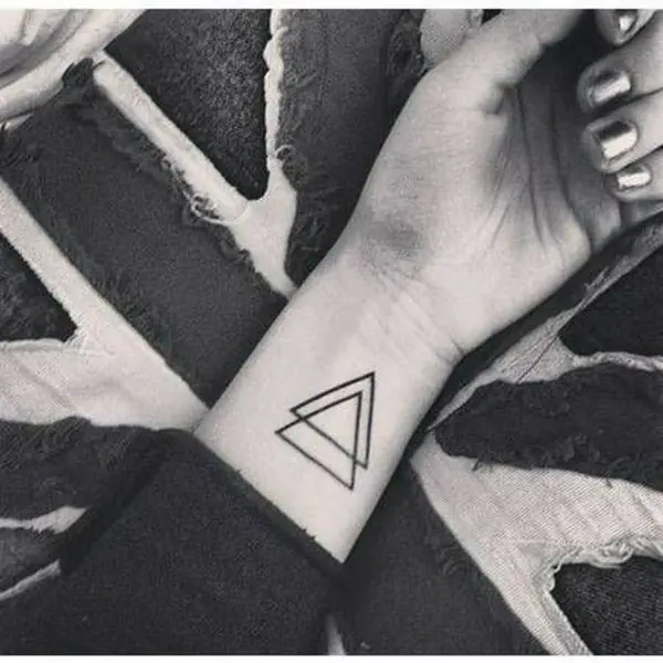 รูปภาพหน้าปกบทความ:20 รอยสักรูปสามเหลี่ยมแบบคูลล์ๆ Triangle Tattoo