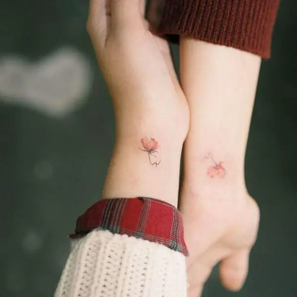 รูปภาพหน้าปกบทความ:18 ไอเดียรอยสัก "ดอกไม้" สไตล์มินิมอล สวย หวาน น่ารัก ไซส์มินิ!!!