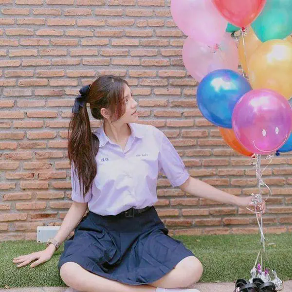 รูปภาพหน้าปกบทความ:ผมทรงมัดหางม้า "Ponytail" ของสาวมัธยมในชุดนักเรียน ไม่ผิดระเบียบ คิ้วท์สุดพลัง