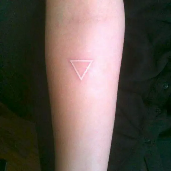 รูปภาพหน้าปกบทความ:15 รอยสักแบบ 'White Ink Tattoo' สวย แซ่บแบบซ่อนแอบ