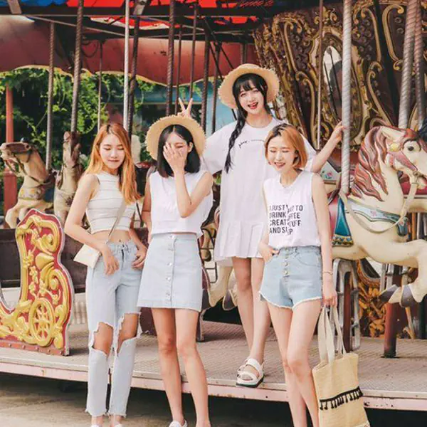 รูปภาพหน้าปกบทความ:6 มารยาทหญิง เมื่ออยู่กับคนหมู่มาก