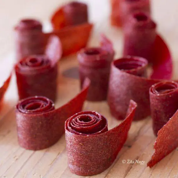 รูปภาพหน้าปกบทความ:Strawberry Roll ขนมหวานสีสดใส อร่อยเคี้ยวหนึบ!