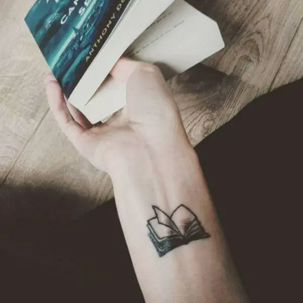 รูปภาพหน้าปกบทความ:แฟชั่น 'book tattoo' รอยสักแบบฮิปๆ ของวัยทีนสายเนิร์ด!!