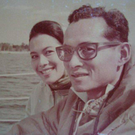 รูปภาพหน้าปกบทความ:รวมภาพ พระบรมฉายาลักษณ์ของ 'ในหลวง' รัชกาลที่ 9 และ 'องค์ราชินี'