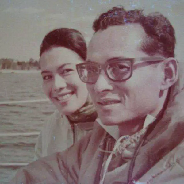 รูปภาพหน้าปกบทความ:รวมภาพ พระบรมฉายาลักษณ์ของ 'ในหลวง' รัชกาลที่ 9 และ 'องค์ราชินี'