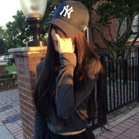 รูปภาพหน้าปกบทความ:25 ไอเดียการแต่งตัว แมทช์ชุดให้เข้ากับ 'หมวก NY' สไตล์สาวตะวันตก