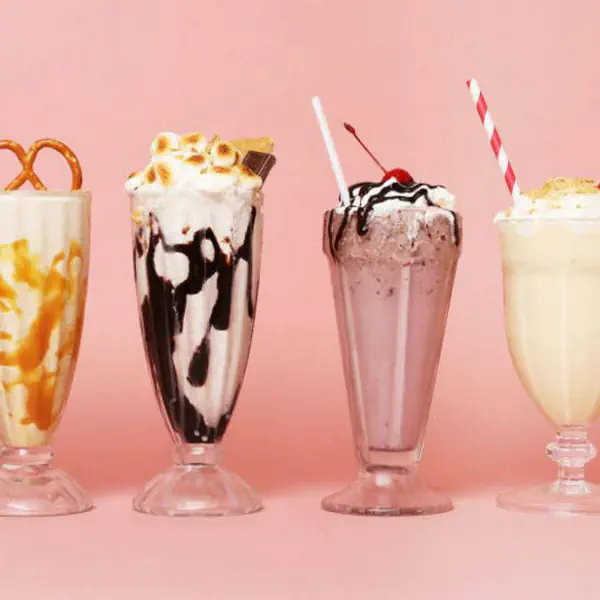 รูปภาพหน้าปกบทความ:Milkshake แบบง่ายๆ ไม่ใช้เครื่องปั่น ไม่ใช้น้ำแข็งด้วยนะ ˇ▽ˇ