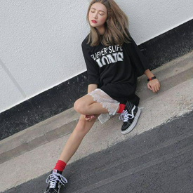 รูปภาพหน้าปกบทความ:แมทช์การแต่งตัวสุดคิ้วท์กับ "รองเท้าผ้าใบหุ้มข้อ" น่ารักน่าเลิฟมาก