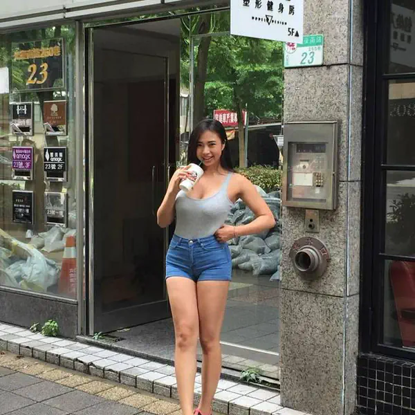 รูปภาพหน้าปกบทความ:ไอเดียแฟชั่นของ 'สาวหุ่นแน่นๆ อวบแต่เฟิร์ม' #สาวอวบที่แข็งแรง!!!
