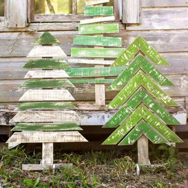 รูปภาพหน้าปกบทความ:DIY ต้นคริสต์มาสจากลังไม้แบบง่ายๆ ประหยัด และรักษ์โลก