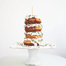 รูปภาพหน้าปกบทความ:ไอเดียสุดเก๋ เค้ก (?) วันเกิดรูปแบบใหม่ ใช้โดนัทแทนแบบนี้ก็ได้หรอ?!