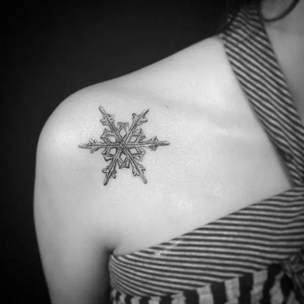 รูปภาพหน้าปกบทความ:30 รอยสัก 'ลายเกล็ดหิมะ' ที่เห็นแล้ว Cool นานแค่ไหนก็ไม่ละลาย!!!