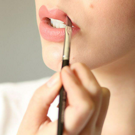 รูปภาพหน้าปกบทความ:ทาสีลิปสติก ให้เนียนกริบ กับ 6 Lip Concealer หมดปัญหาปากคล้ำ ทาลิปไม่ติด!!