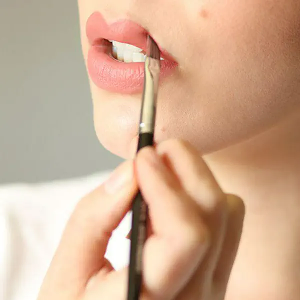 รูปภาพหน้าปกบทความ:ทาสีลิปสติก ให้เนียนกริบ กับ 6 Lip Concealer หมดปัญหาปากคล้ำ ทาลิปไม่ติด!!