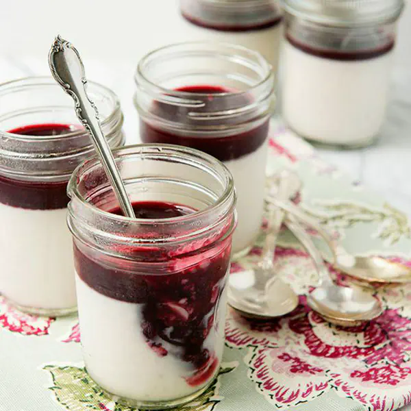 รูปภาพหน้าปกบทความ:Almond Amaretto Panna Cotta ขนมพานาคอตต้าแสนอร่อย รสชาติหวานอมเปรี้ยวกำลังดี