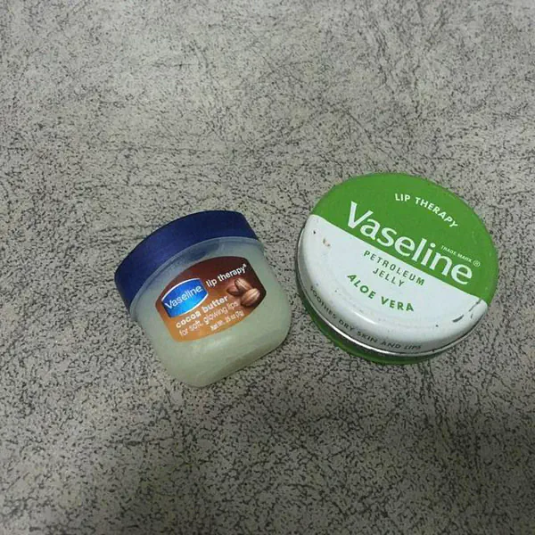 รูปภาพหน้าปกบทความ:มาเปรียบเทียบกัน! 'Vaseline Lip Therapy' แบบกระปุก กับ แบบตลับ ต่างกันอย่างไร