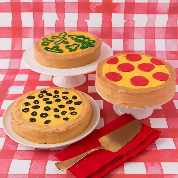 รูปภาพหน้าปกบทความ:'Pizza Cake' วิธีเนรมิตเค้กเป็นพิซซ่าแบบง่ายๆ แต่รับรองเริ่ดไม่ซ้ำใคร