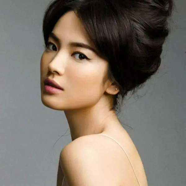 รูปภาพหน้าปกบทความ:10 ทรงผมสวยๆ พรางหน้าให้ดูเรียว สำหรับสาวหน้ากลม