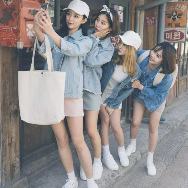 รูปภาพหน้าปกบทความ:จัดธีมแต่งตัว "Traveler Girls" ไปเที่ยวกับแก๊งเพื่อนสาว แต่งตัวให้เป็นธีมเท่ๆ