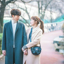 รูปภาพหน้าปกบทความ:9 ลักษณะ 'การจับมือ' ของคนรัก ที่บอกได้ว่าความสัมพันธ์ของเราเป็นยังไง